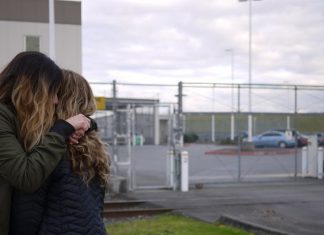 Man with flares and a rifle shot dead at immigration jail in Tacoma – KUOW News and Information