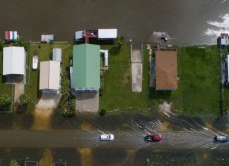 Houston-Area Flooding Causes Flight Delays, Road Closures – Spectrum News